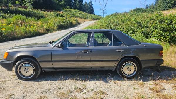 Mercedes 300E de 1986 (bajos kilómetros) - $1,50063617359014145121