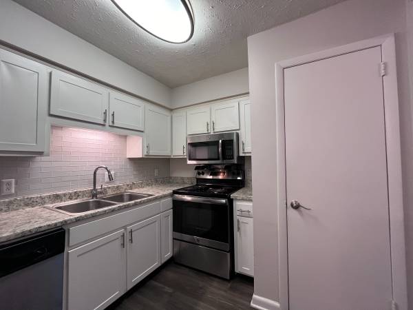 $1,366 / 2br - 1050ft2 - Majestic, Renovated, Lakeside Chase Cove is in a Wonderful Location! (Nashville)63673250175745124