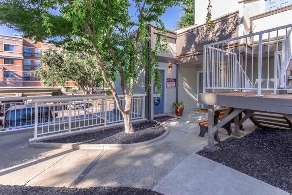 $2,200 / 1br - 662ft2 - Mirrored Closet Doors, 1 bedroom, Located in Pleasant Hill (concord / pleasant hill / martinez)63873442580097120