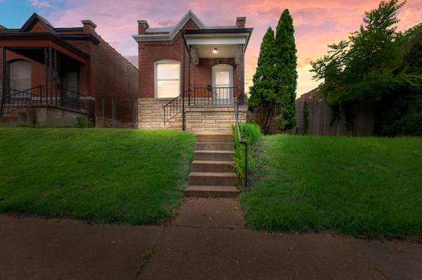 WHOLE HOUSE 2 Bed/1 Bath in St Louis FENCED YARD w/ 2 car PARKING - $1 1