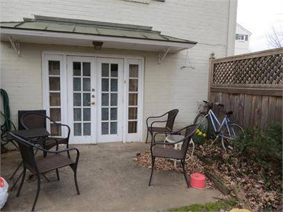 $3,995 / 3br - 2100ft2 - Bright 3-Level End-Unit Townhouse – New Kitchen, Walk to Parks & Metro63822604720641120