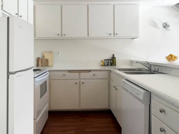 Studio: Covered Parking, Pool, Laundry Rooms, Close to 101 Freeway 1