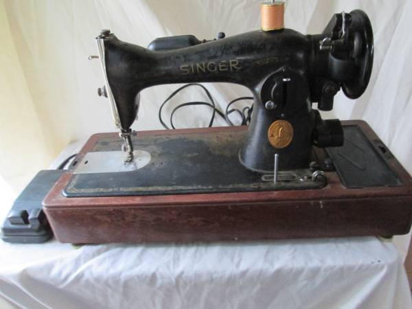 Vintage Singer Sewing Machine 1