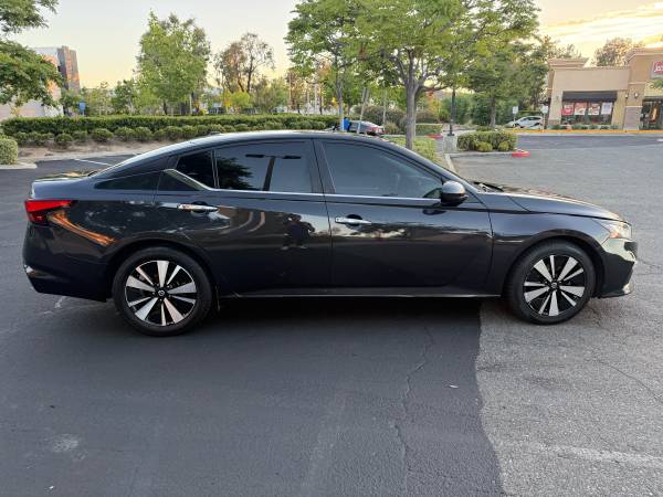 2021 Nissan Altima SV 2.5 Sedan 4 dr 4 door clean - $14,999 (Winnetka)63436936084227124