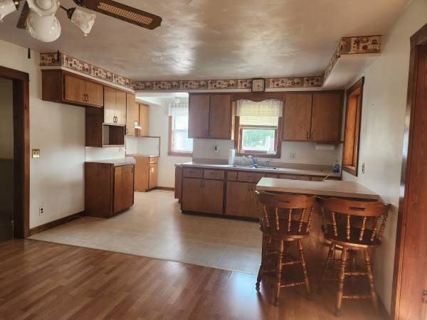 $249,900 / 2br - 2 BR plus bonus room, 2 BA (Osseo)63845960069377121