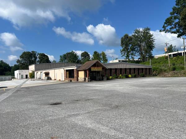 $7 / 25250ft2 - Large Commercial Building (Hendersonville)64029210857731120
