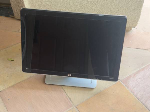 HP W2207 22-inch Widescreen Flat Panel LCD Monitor 1