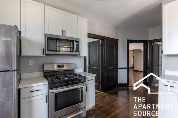 $2,200 / 2br - 1200ft2 - WOW. Cocina reformada-solar-vintage+más moderno-electrodomésticos de acero inoxidable-mascotas permitidas (Chicago)63781655244675121