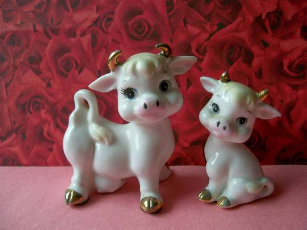 Vintage Commodore Mama Cow and Baby Salt and Pepper Set 1