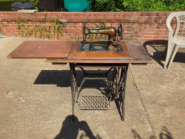 Antique Singer Manual Sewing Machine 1