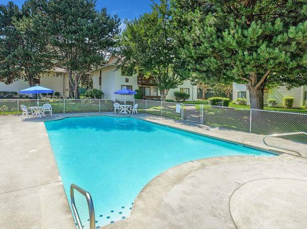 $1,545 / 2br - $500 SAVINGS NOW - Minutes from Powell Butte & Visitor Parking! (Powell Butte)63956353671555122