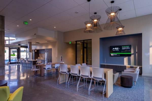 $1,549 / 3br - 1009ft2 - Recycling, Community Room with Kitchen and Free WiFi, Large Windows (South Waterfront)63820763217667124