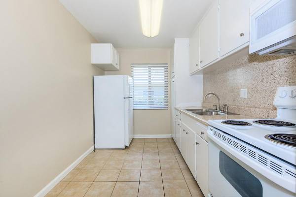 $1,925 / 2br - Fresno Terrace! Spacious 2x1 Upstairs Corner Unit! Laundry Room! (San Diego)63998601371650124