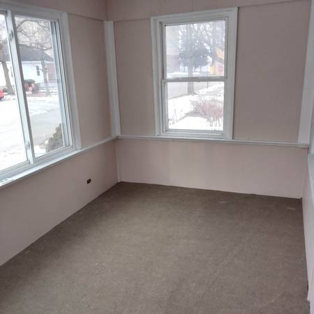 $900 / 2br - 850ft2 - casa de 2 habitaciones / garaje para 2 autos $900 mensuales (lincoln park)63926726048771122