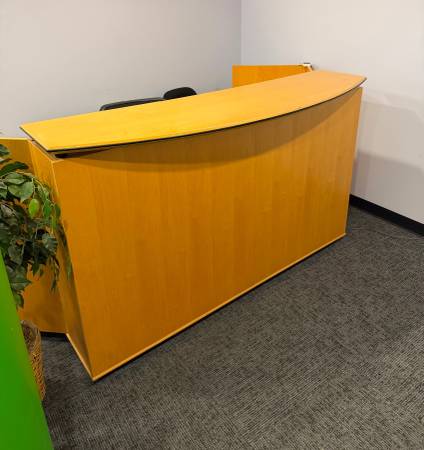 Receptionist desk Free -location Downtown 1