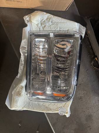 Ford Superduty headlight 1