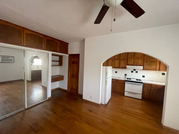 Bright Studio, HdWds, Full kitchen, Great Bldg/Area, Must See! 1