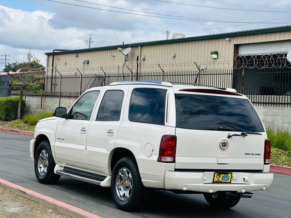 CLEAN TITLE 2005 CADILLAC ESCALADE GOLD BADGE Luxury LOW MILES 126K MI - $8,995 (SACRAMENTO)63616850321409122