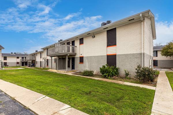 $1,149 / 2br - 950ft2 - Spacious Floorplans, On-Site Management Team, Pantry63846410884097122