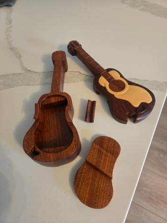 Caja de rompecabezas secreta en forma de guitarra de madera - $20 (Noreste de Pensacola)62973883573379123
