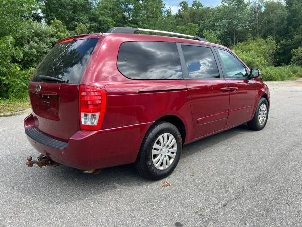 2012 Kia Sedona 1 dueño funciona bien - $1,995 (línea Mass / NH)63618116231043123