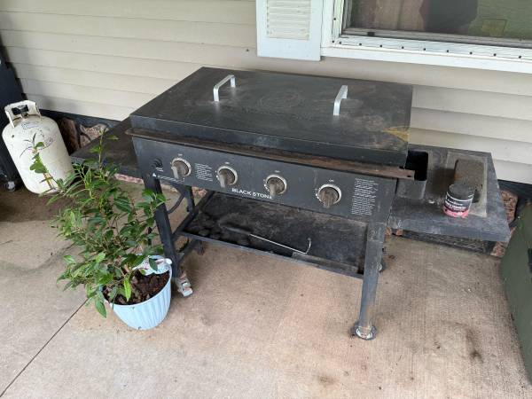 Blackstone grill/griddle with top - $120 (Stuttgart AR)63471314152065120