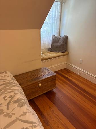 $1,300 / 3br - Female Rmmte for furnished room in Coolidge corner apr (Brookline - Coolidge Corner)63951147325059121
