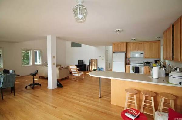 $2,900 / 2br - Waterfront 2BR + Office w/ Deck & Lake Access (Mahopac)64035736037378123