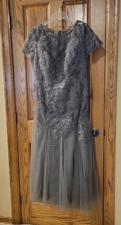 Women's Mother-Of-The-Bride/Groom Formal Dress - Size A18 - $80 (SIOUX FALLS)634711241157131221