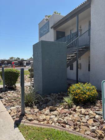 $1,149 / 1br - EVERYTHING YOU NEED RIGHT HERE AT THE FALLS!!! (GLENDALE)64047538326785121