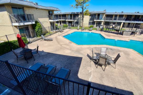 $1,000 / 1br - 552ft2 - Pool, Grill, Cable Ready (1109 N Carrier Pkwy, Grand Prairie, TX)63796555346051120