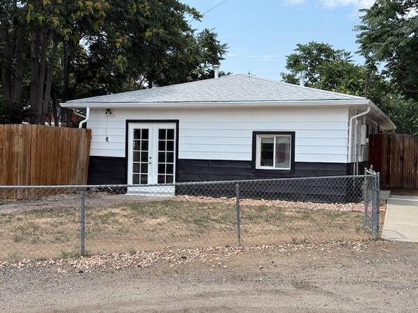 $1,100 / 1br - 650ft2 - Cozy 1-Bedroom Half Duplex for Rent – Utilities Included (Commerce City)63973504046851120
