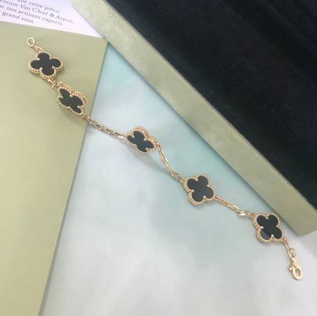 Auténtico brazalete vintage de oro amarillo de 18K con 5 motivos de alhambra y onyx negro - $800 (Los Ángeles)63470807466115124