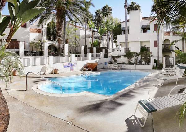 $2,950 / 1br - 1 Dormitorio Cerca de la Playa - Cocina Renovada con Granito y Acero Inoxidable (Carlsbad Village)63878361524225124