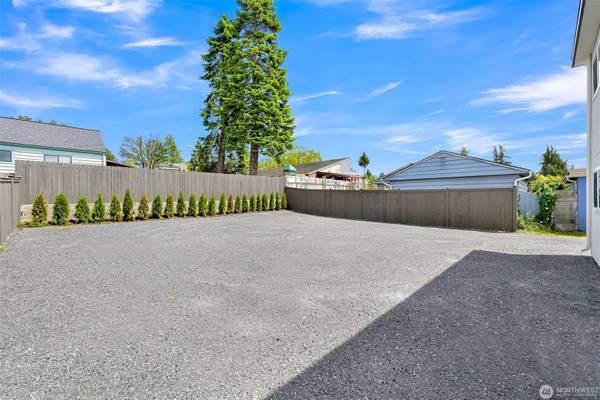 $2,200 / 2br - 1000ft2 - Walk to Downtown! Remodeled 2BR Duplex w/ Parking in Lettered Streets (Bellingham)63509634831617124