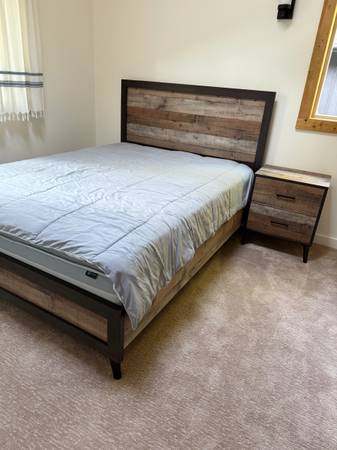 Marco de cama queen, colchón, mesa de noche perfectos! - $250 (FERNDALE)63435780943489122