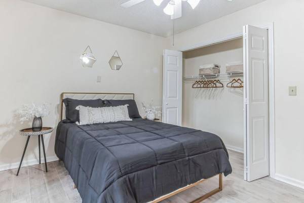 $1,437 / 428ft2 - Screened Patio, Walk In Shower, Laundry Care Center, On-Site Parking64015946566657122