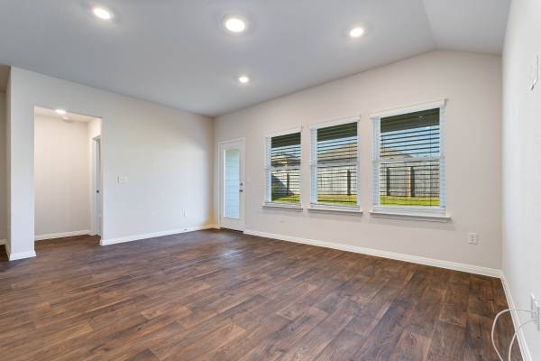 $1,950 / 4br - Charming 4-Bed Oasis with Granite Accents in Manor64046033592961123