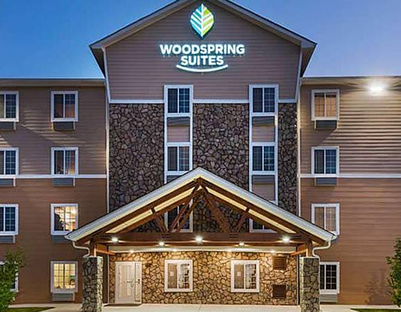 $1,200 / 1br - STAY a MONTH & SAVE! Desk w/ Workspace, Pool, Parking, Furnished Queen (Chattanooga)63993078836995121