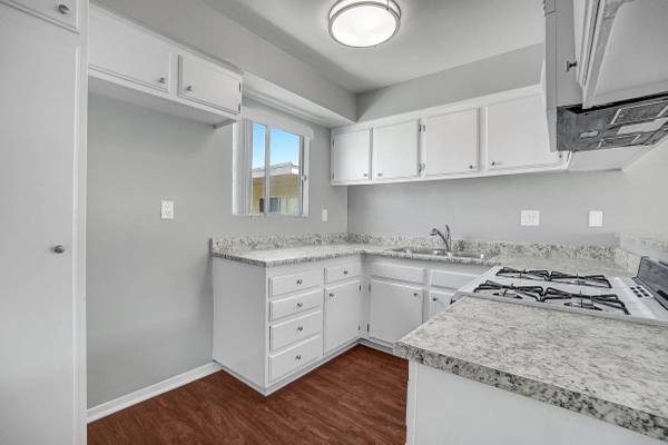 $2,030 / 1 hab. - 700 pies² - Estacionamiento asignado sin cubierta, alfombra, todos los apartamentos tienen aire acondicionado (13811 Shoemaker Ave, Norwalk, CA)63700919911555120