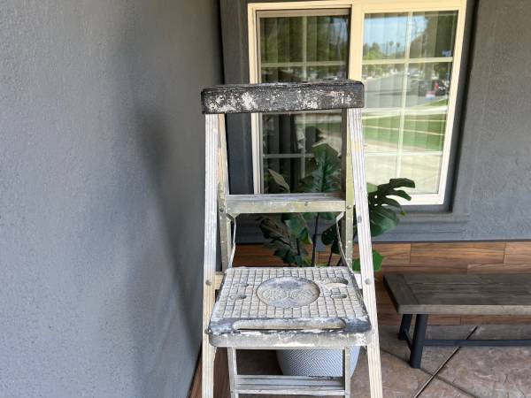 Escalera de aluminio Husky de 6 pies con estante para cubo - $45 (West Hills)63471471822339124