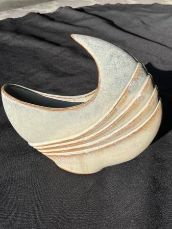 Moon shaped ikebana flower vase decor 1