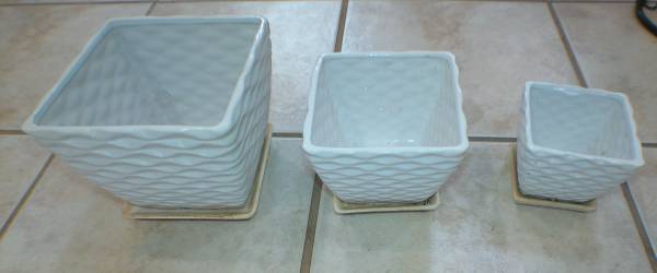 A set of three flower pots 1