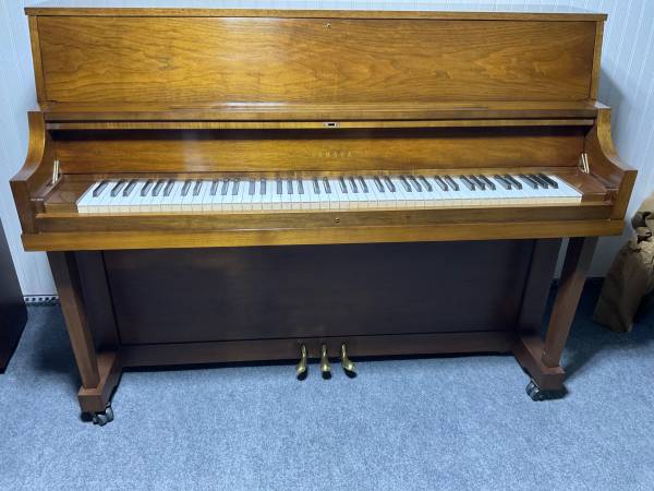 PRISTINE YAMAHA P202 YAMAHA UPRIGHT PIANO 1