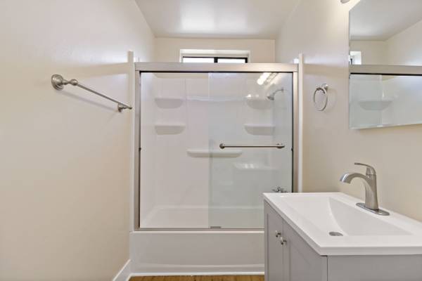 $2,150 / 2br - 750ft2 - 2 bedroom 1 bath near post office and grocery store (hercules, pinole, san pablo, el sob)63682870128643122