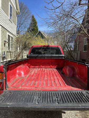 toyota tacoma sr5 manual v6 4x4 (with matching topper) - $9,500 (Newton)63482305760387121