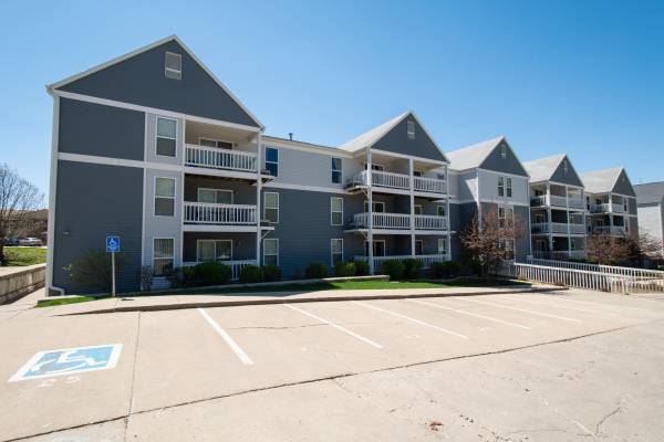 $100 PARKING AVAIL NOW-NEAR UIHC, KINNICK, DENTAL & LAW SCHOOLS (1000 Oakcrest St, Iowa City, IA)63897405181698121