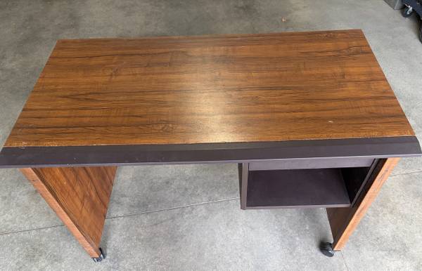 COMPUTER DESK GREAT CONDITION 1