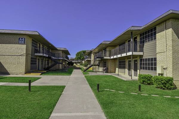 $1,060 / 1br - 728ft2 - Courtyard, Dining Room, Built In Bookshelves (1109 N Carrier Pkwy, Grand Prairie, TX)63796601747459121