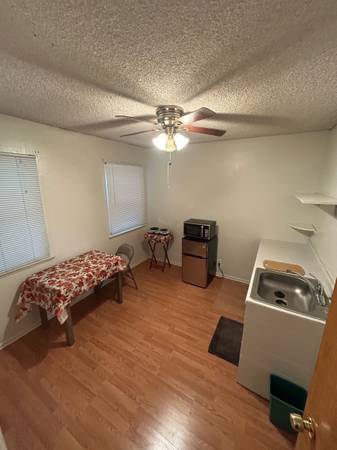 $1,350 Like small apartment (Winnetka)63700958573315124